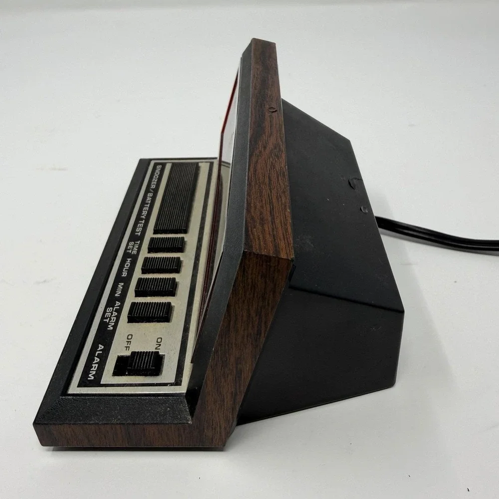 Vintage Spartus woodgrain digital red‎ LED alarm clock Retro Model 1140 Working